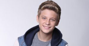 calum-presenta-hey-babe