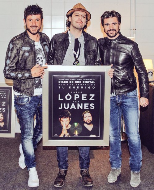 Pablo López y Juanes reciben el Disco de Oro por ‘Tu Enemigo’