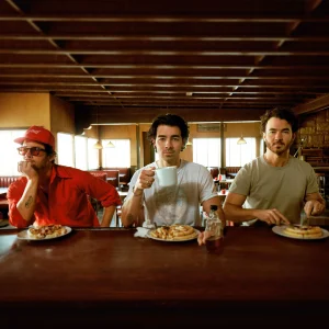 Jonas Brothers - Waffle House - MyiPop